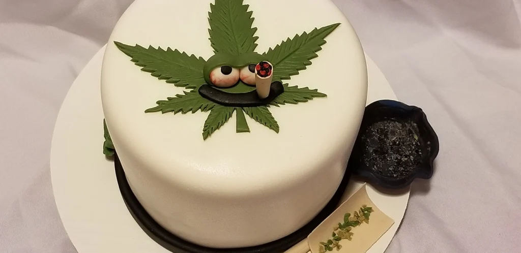 More Custom Cakes - Pot Leaf_04